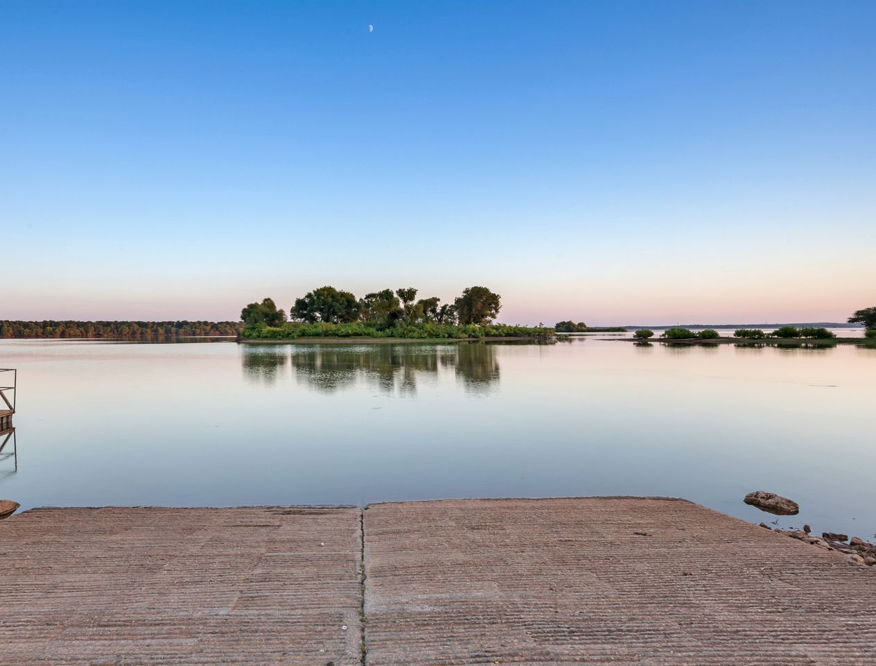 Private Nature Escape: Wooden Cabin with Lake Views in Madill, Oklahoma