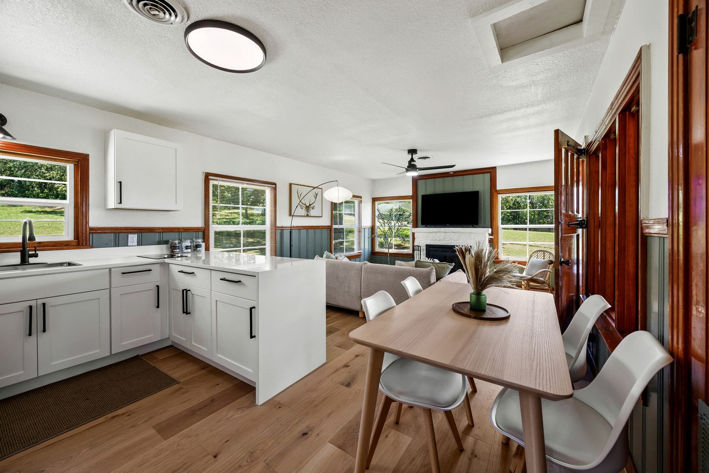 Private Nature Escape: Wooden Cabin with Lake Views in Madill, Oklahoma