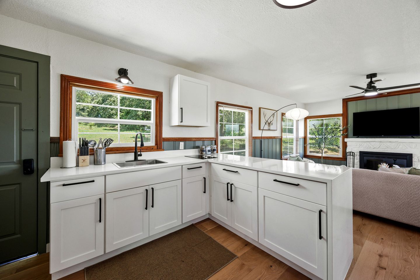 Private Nature Escape: Wooden Cabin with Lake Views in Madill, Oklahoma