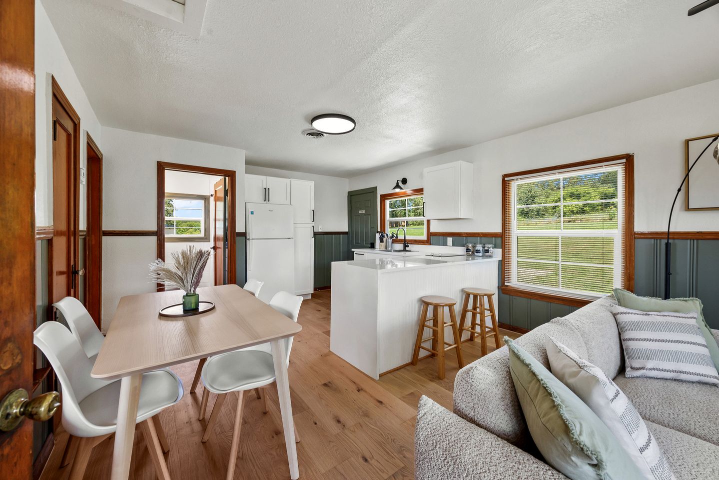 Private Nature Escape: Wooden Cabin with Lake Views in Madill, Oklahoma