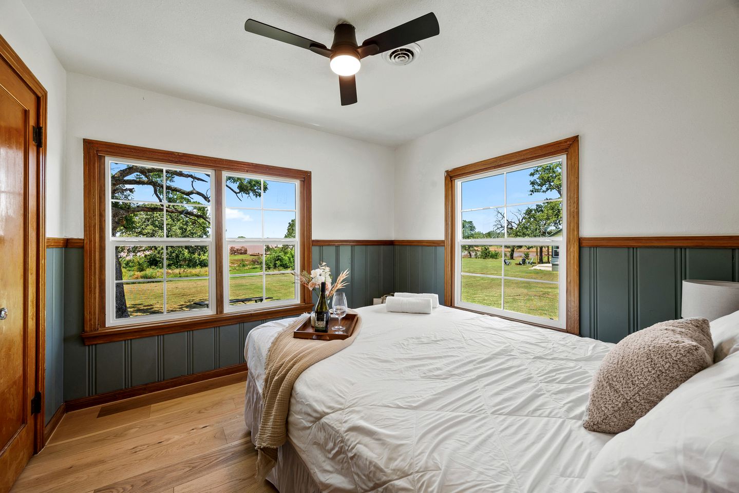 Private Nature Escape: Wooden Cabin with Lake Views in Madill, Oklahoma