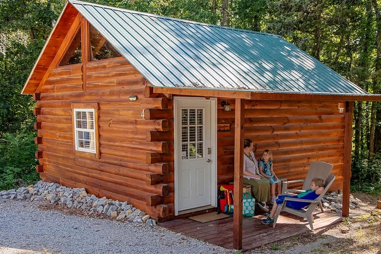 Romantic Log Cabin with a King Sized Bed in the Heart of Kentucky's Picturesque Countryside
