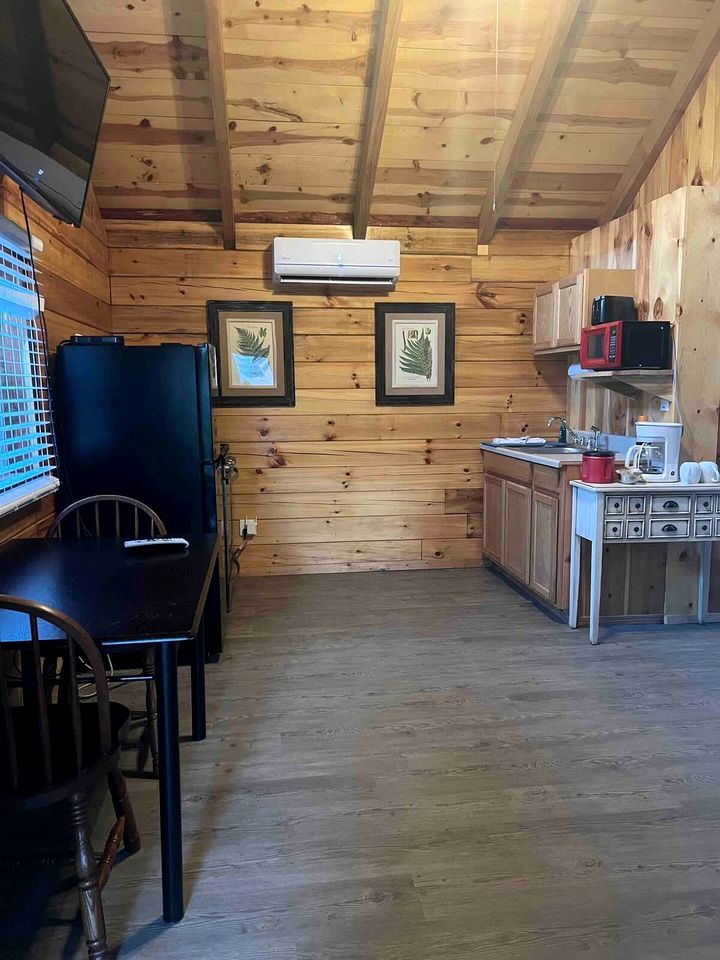 Romantic Log Cabin with a King Sized Bed in the Heart of Kentucky's Picturesque Countryside