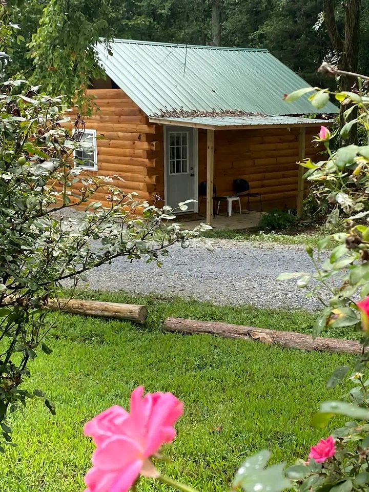 Romantic Log Cabin with a King Sized Bed in the Heart of Kentucky's Picturesque Countryside