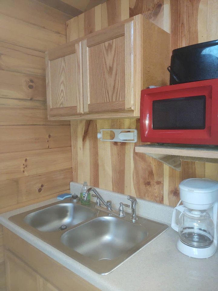 Romantic Log Cabin with a King Sized Bed in the Heart of Kentucky's Picturesque Countryside