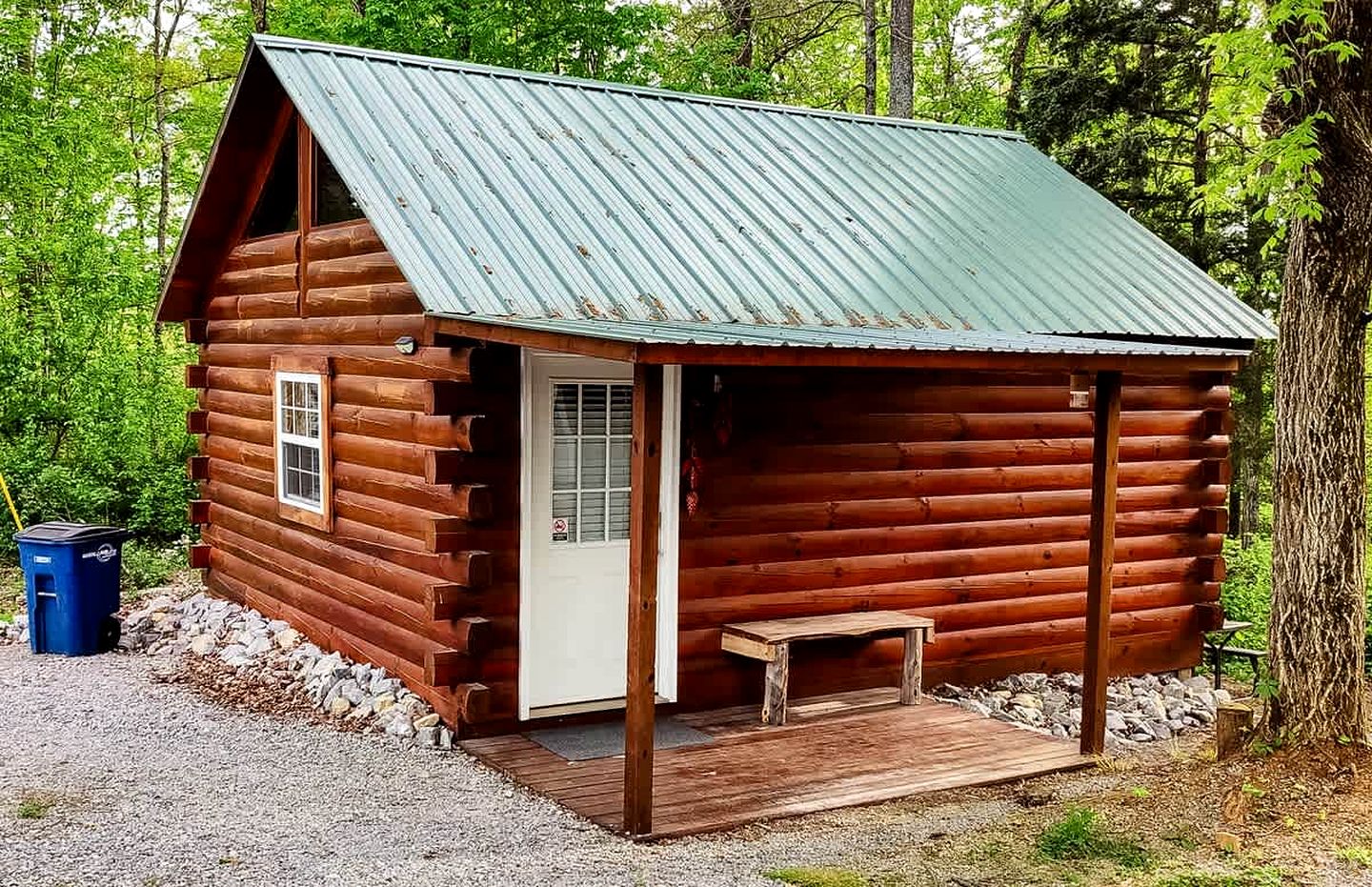 Romantic Log Cabin with a King Sized Bed in the Heart of Kentucky's Picturesque Countryside