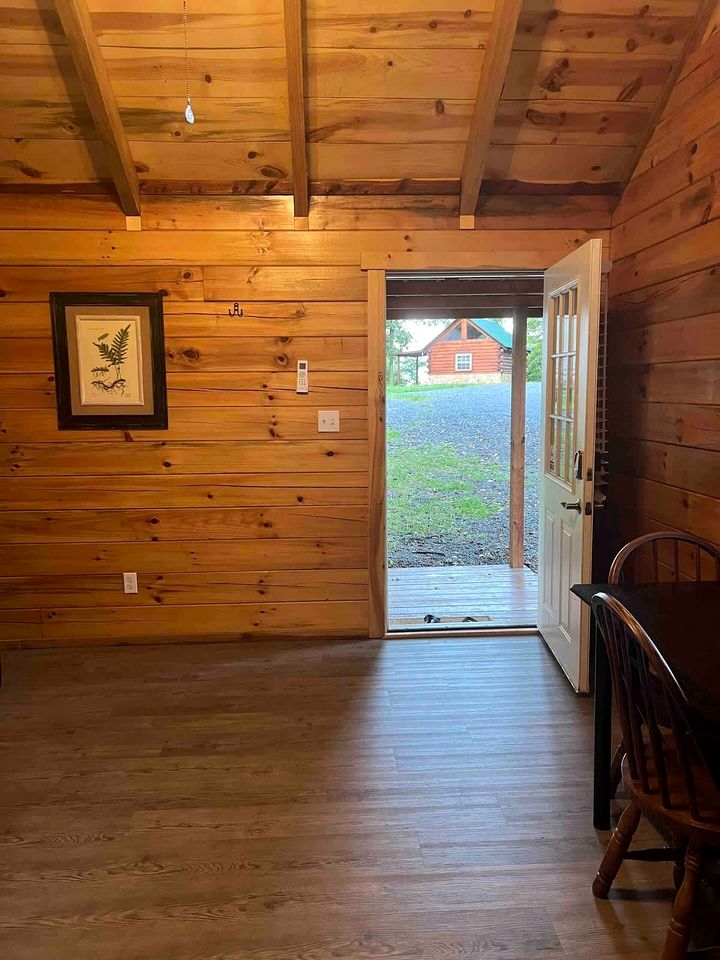 Romantic Log Cabin with a King Sized Bed in the Heart of Kentucky's Picturesque Countryside