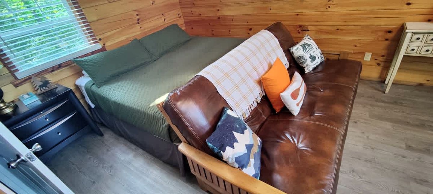 Romantic Log Cabin with a King Sized Bed in the Heart of Kentucky's Picturesque Countryside
