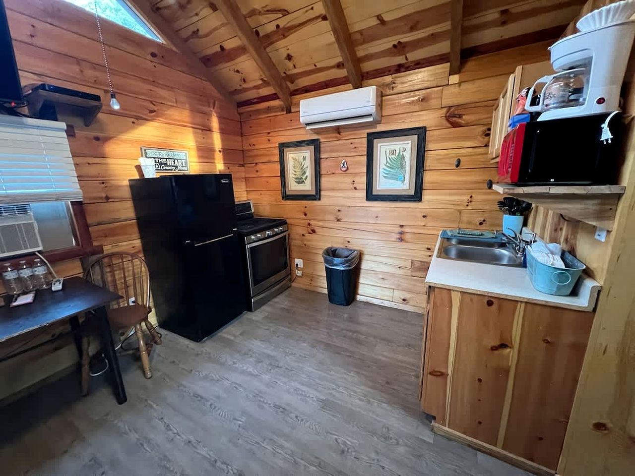 Romantic Log Cabin with a King Sized Bed in the Heart of Kentucky's Picturesque Countryside
