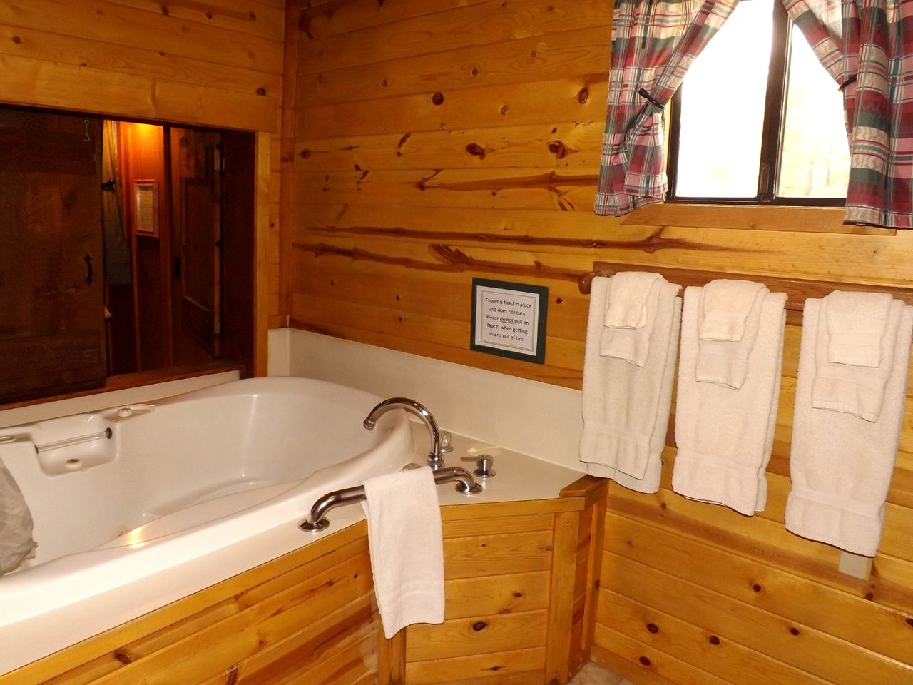 Adorable Cabin with Indoor Jacuzzi in Arizona