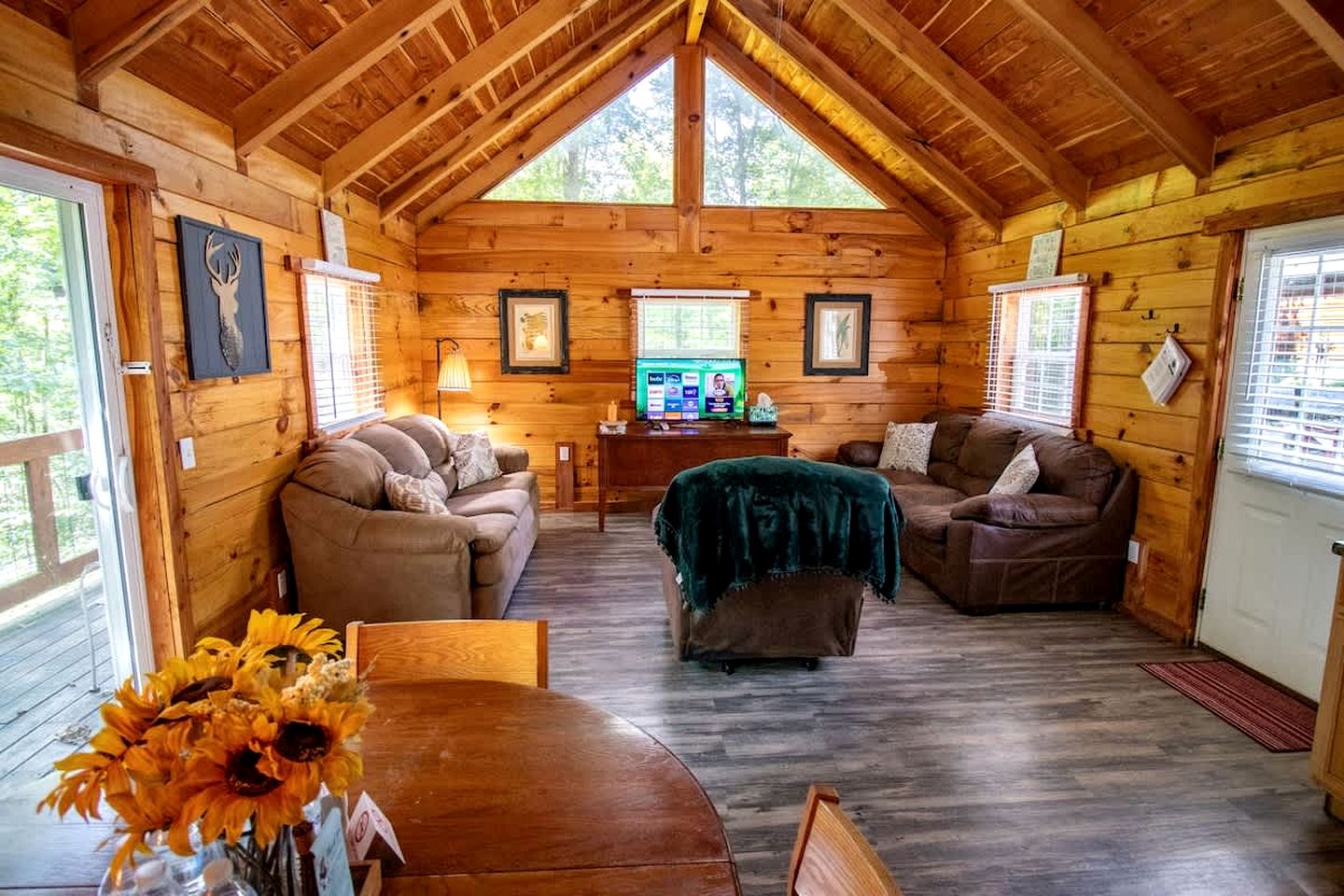 Large Log Cabin with Private Deck near Cumberland Lake, Perfect for a Relaxing Weekend in Nature