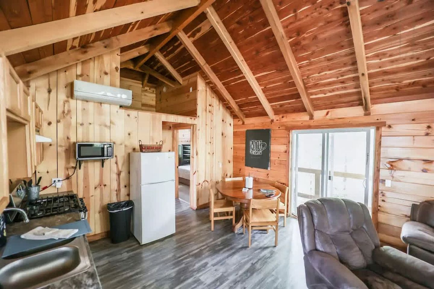 Large Log Cabin with Private Deck near Cumberland Lake, Perfect for a Relaxing Weekend in Nature