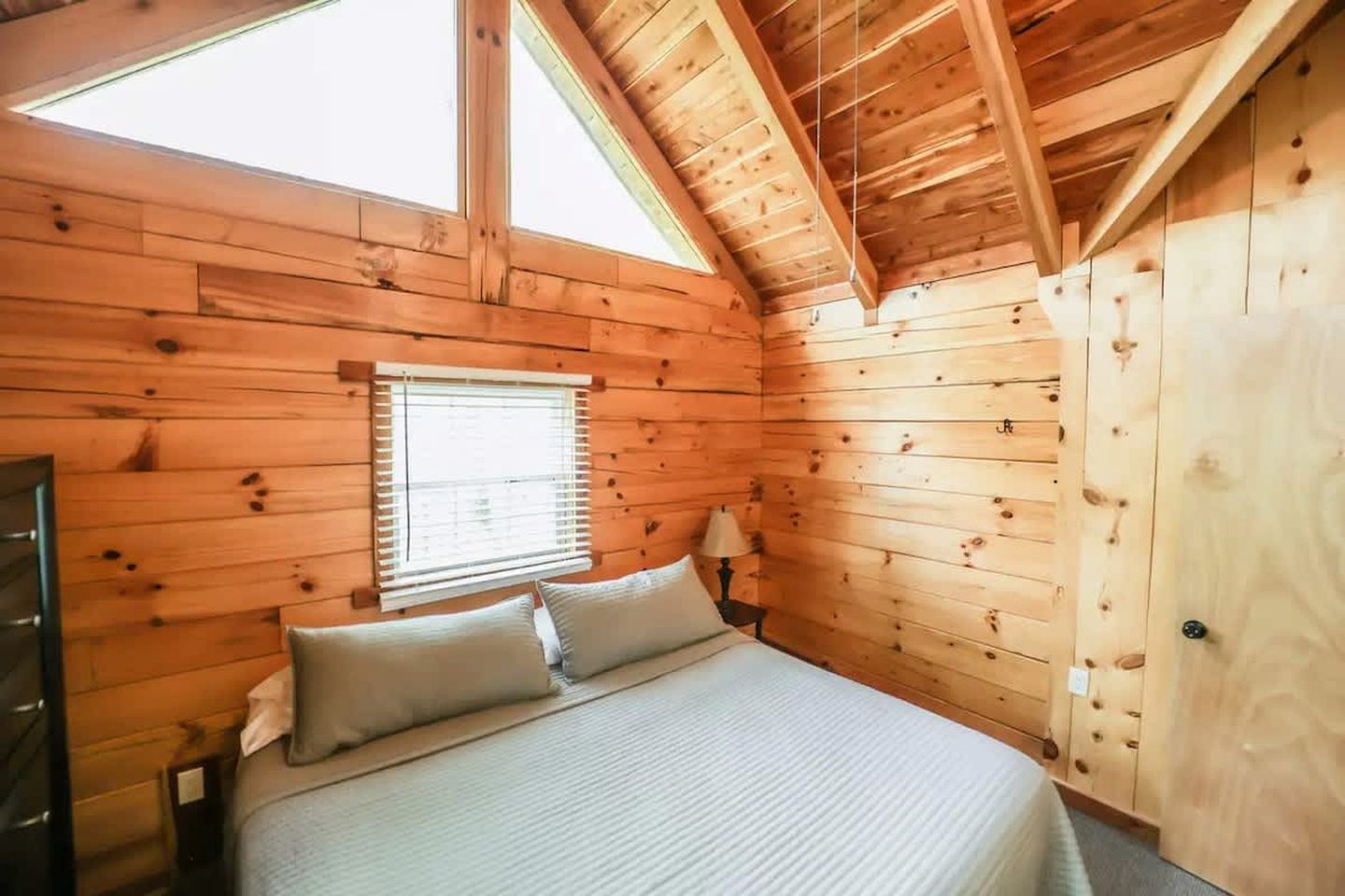 Large Log Cabin with Private Deck near Cumberland Lake, Perfect for a Relaxing Weekend in Nature