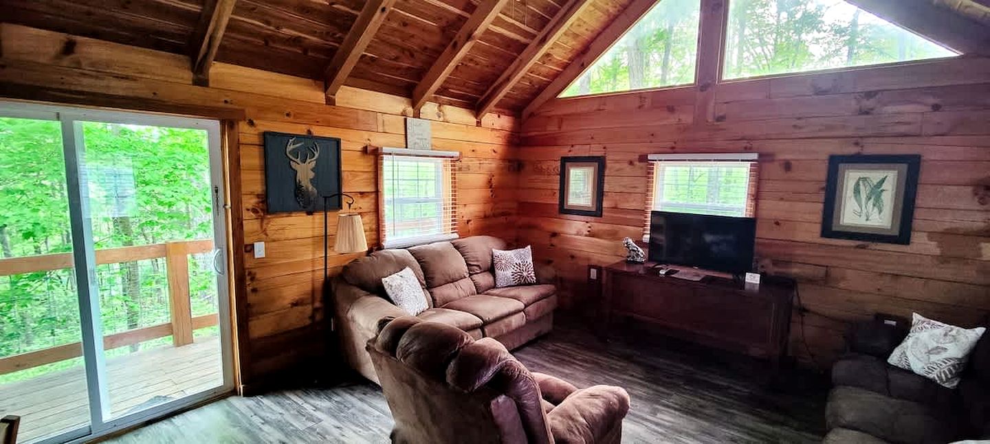 Large Log Cabin with Private Deck near Cumberland Lake, Perfect for a Relaxing Weekend in Nature