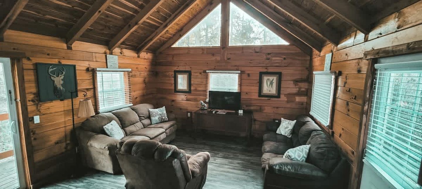 Large Log Cabin with Private Deck near Cumberland Lake, Perfect for a Relaxing Weekend in Nature