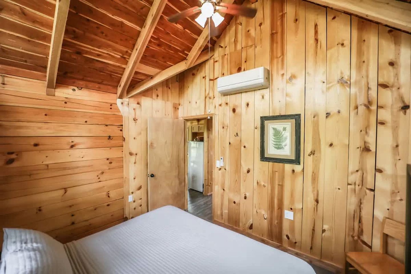 Large Log Cabin with Private Deck near Cumberland Lake, Perfect for a Relaxing Weekend in Nature