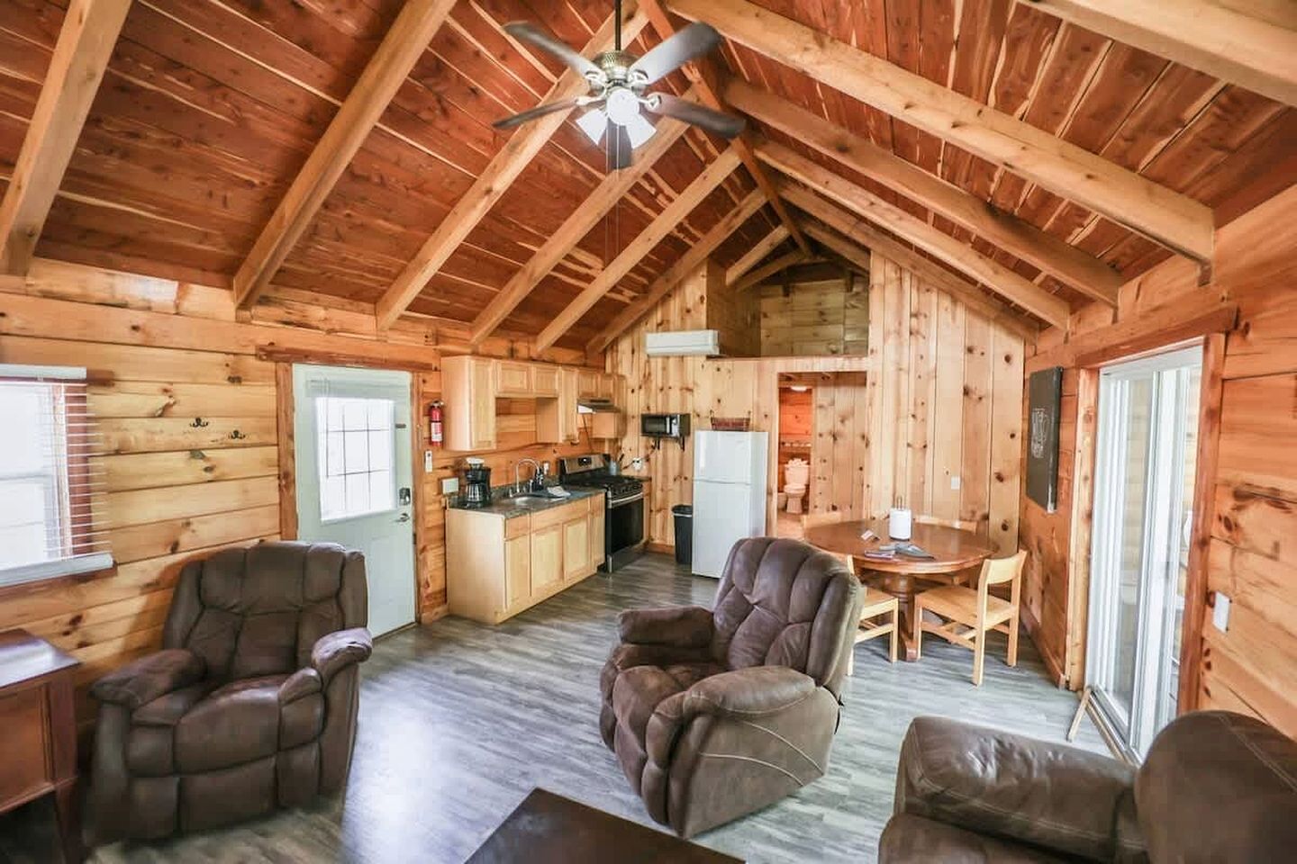 Large Log Cabin with Private Deck near Cumberland Lake, Perfect for a Relaxing Weekend in Nature
