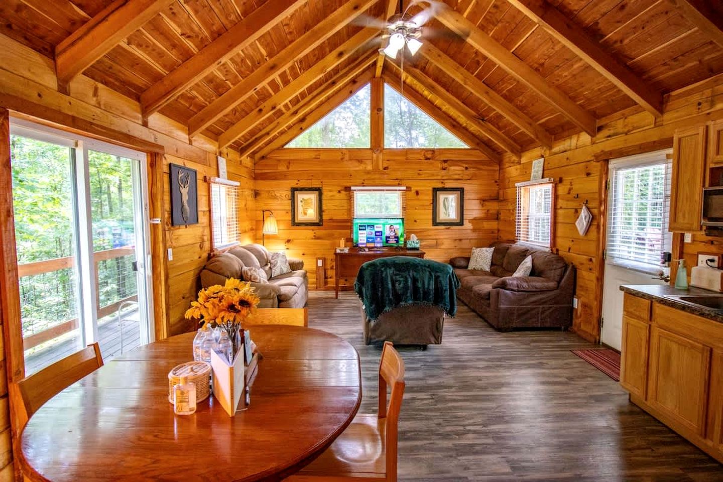 Large Log Cabin with Private Deck near Cumberland Lake, Perfect for a Relaxing Weekend in Nature