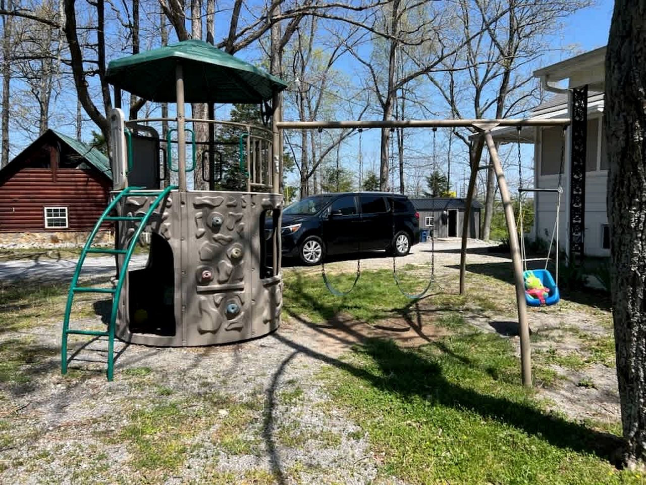 Large Log Cabin with Private Deck near Cumberland Lake, Perfect for a Relaxing Weekend in Nature