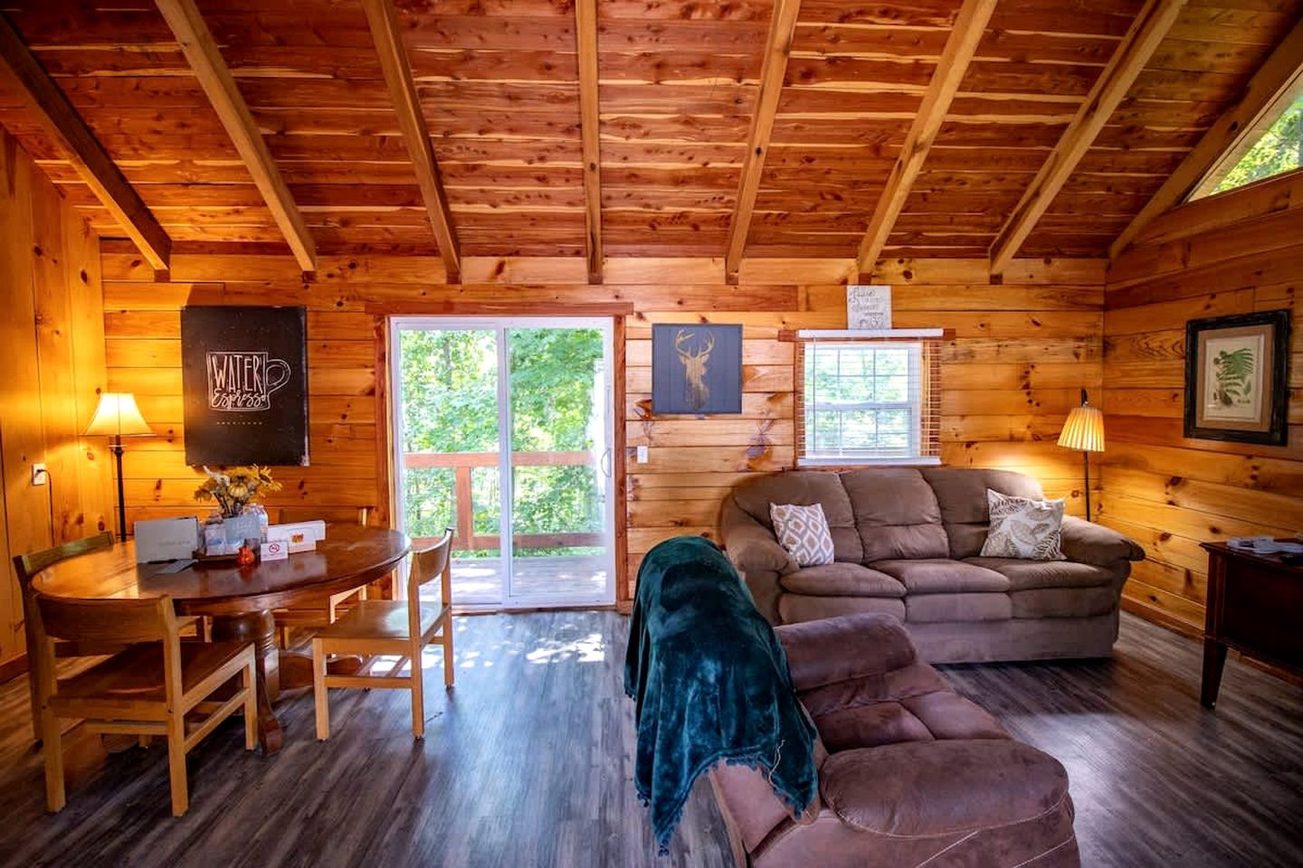 Large Log Cabin with Private Deck near Cumberland Lake, Perfect for a Relaxing Weekend in Nature