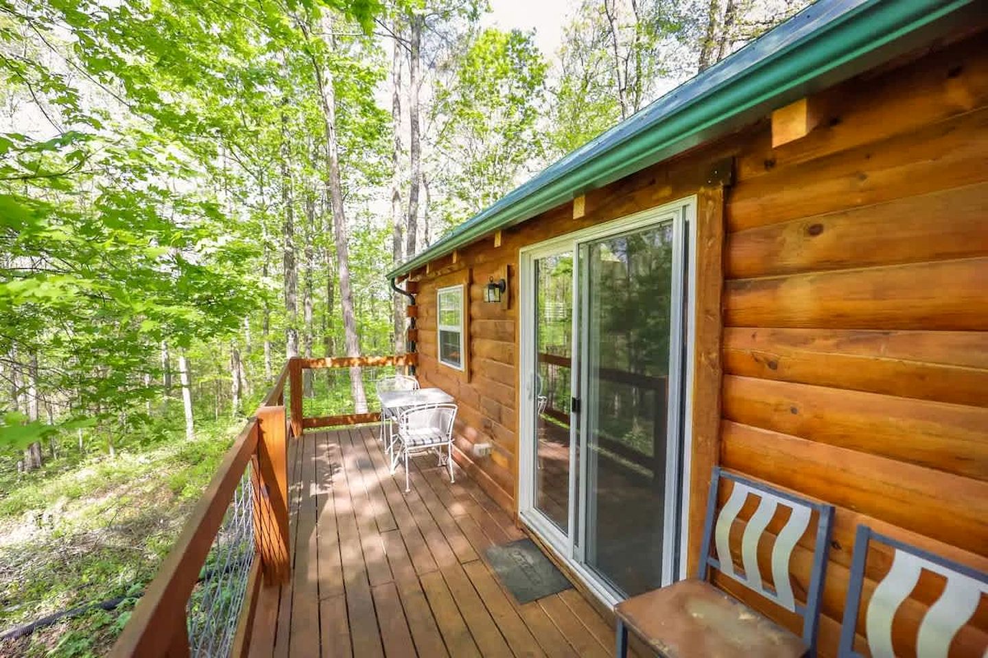 Large Log Cabin with Private Deck near Cumberland Lake, Perfect for a Relaxing Weekend in Nature