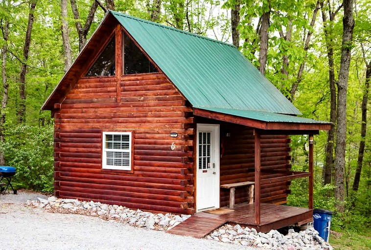 Pet Friendly Log Cabin, Perfect for an Adventure in Kentucky's Lake Country