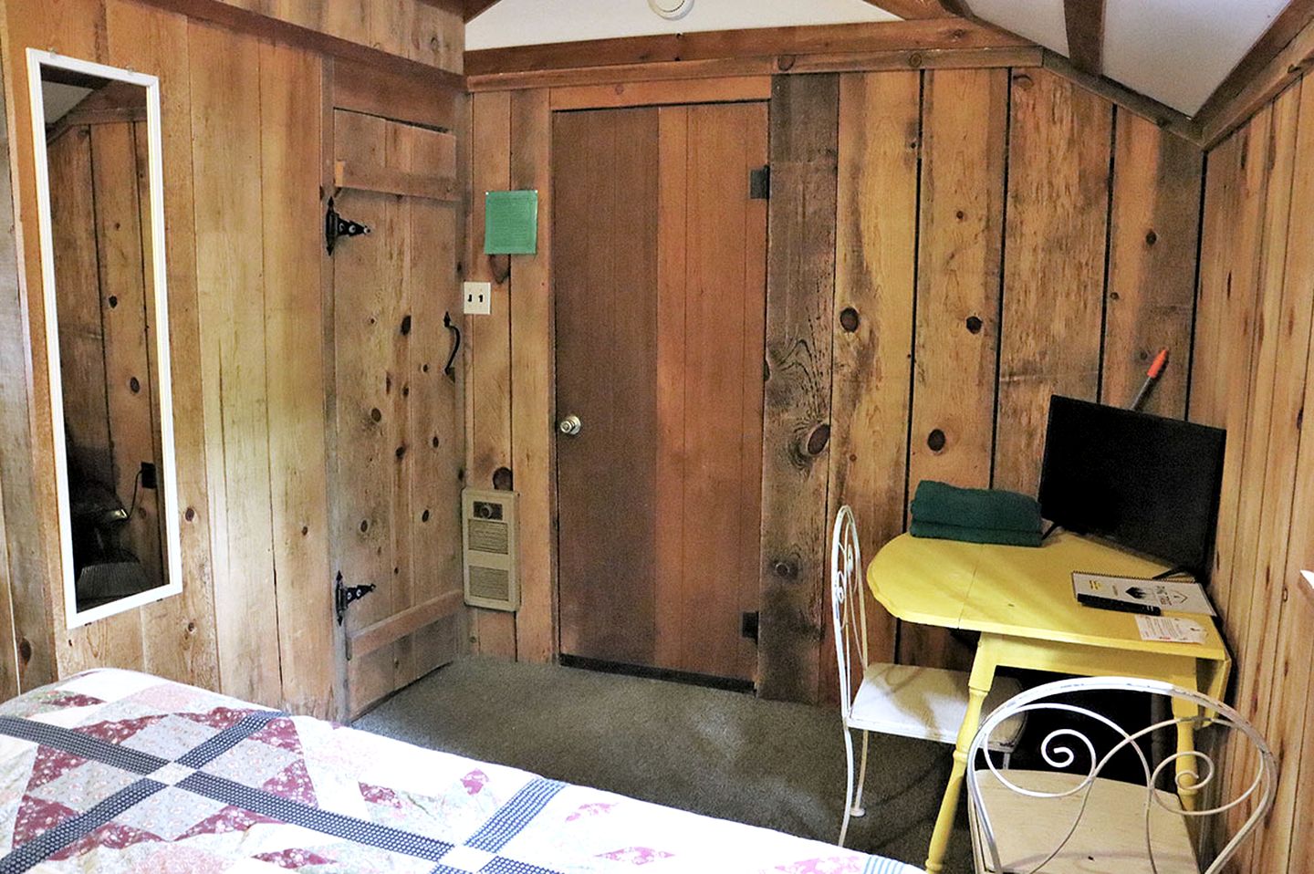 Peaceful and Pet Friendly Studio Cabin in Payson, Arizona, Perfect for a Glamping Weekend