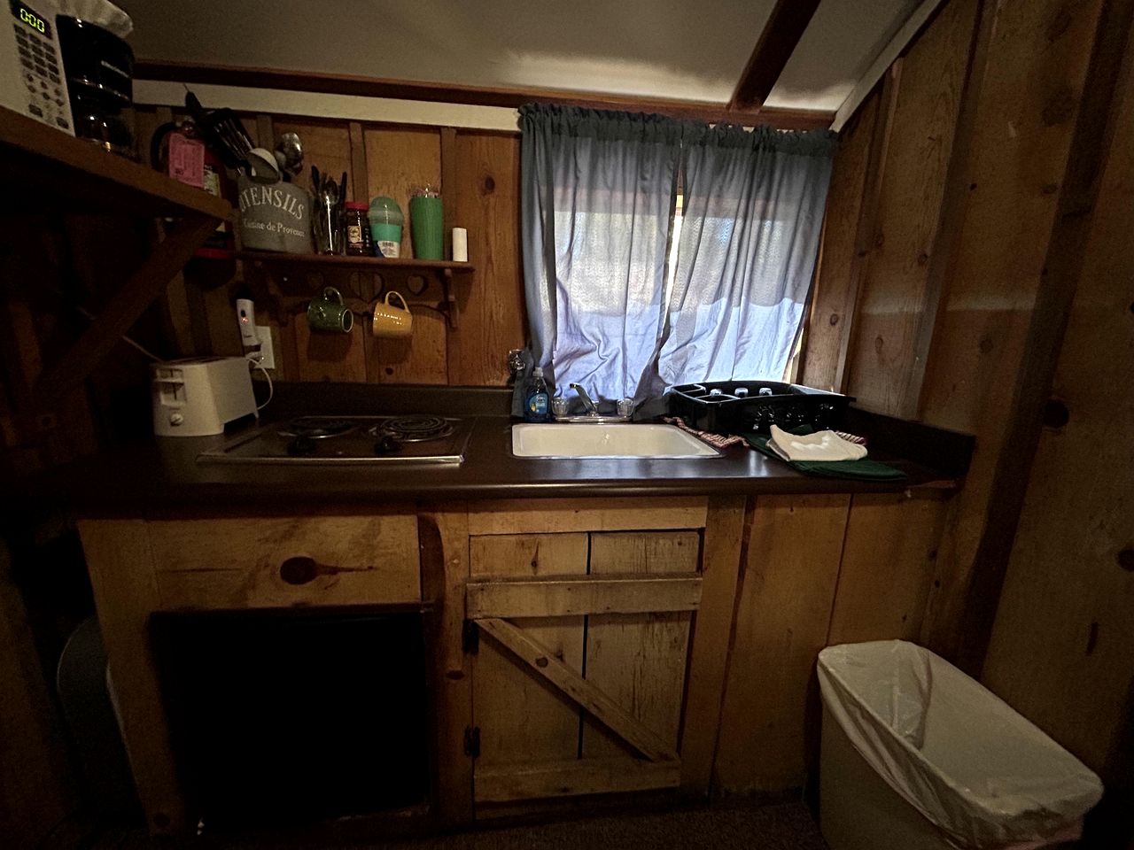 Peaceful and Pet Friendly Studio Cabin in Payson, Arizona, Perfect for a Glamping Weekend