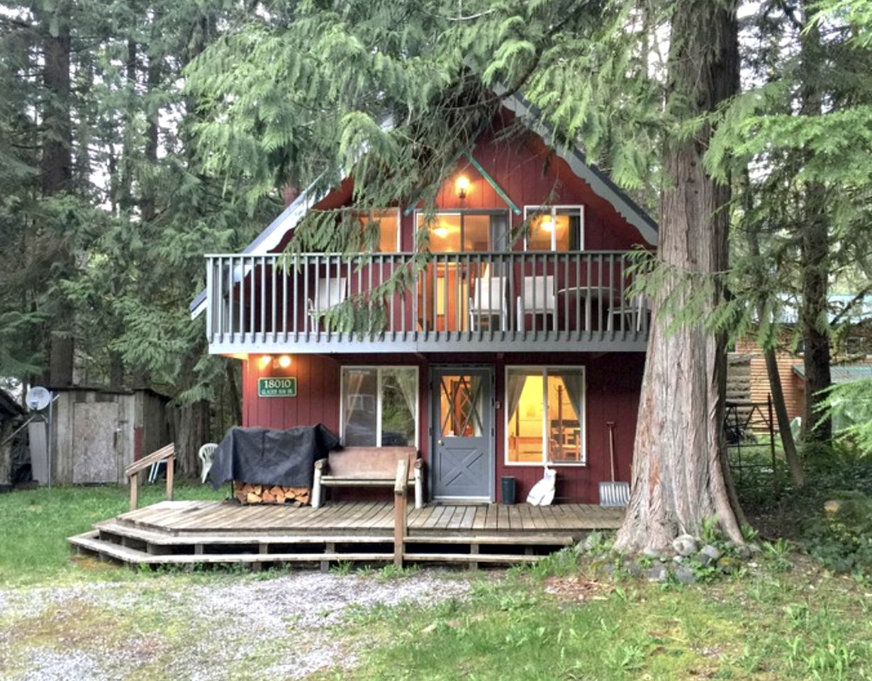 Pet-Friendly Cabin with a Private Hot Tub near Nooksack Falls, Washington