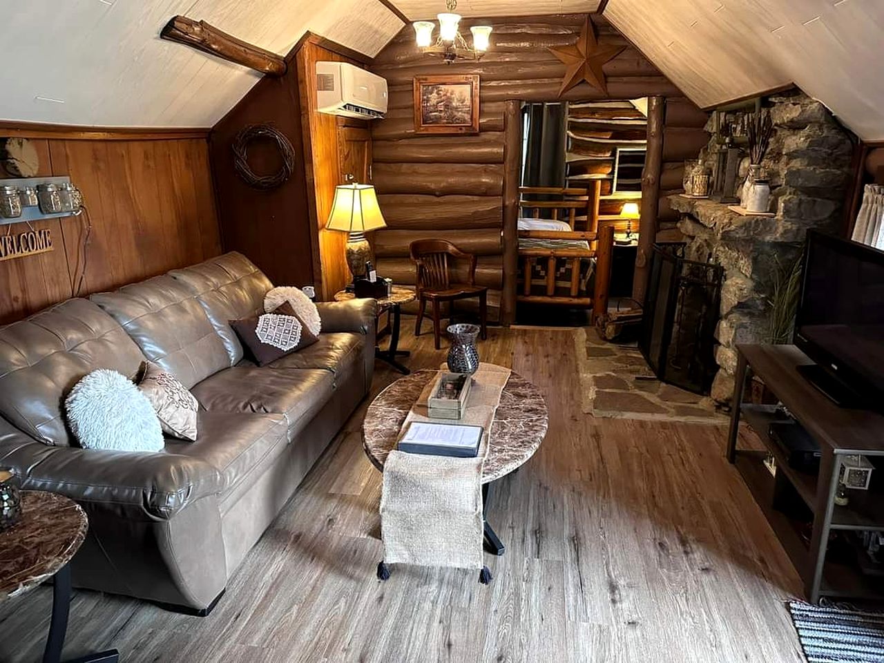 Peaceful Log Cabin for a Romantic Escape in Markleysburg, Pennsylvania