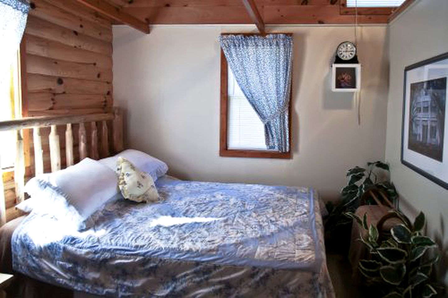 Lake Cabin Perfect for a Groups Escape and Outdoor Sports in Carp Lake, Michigan