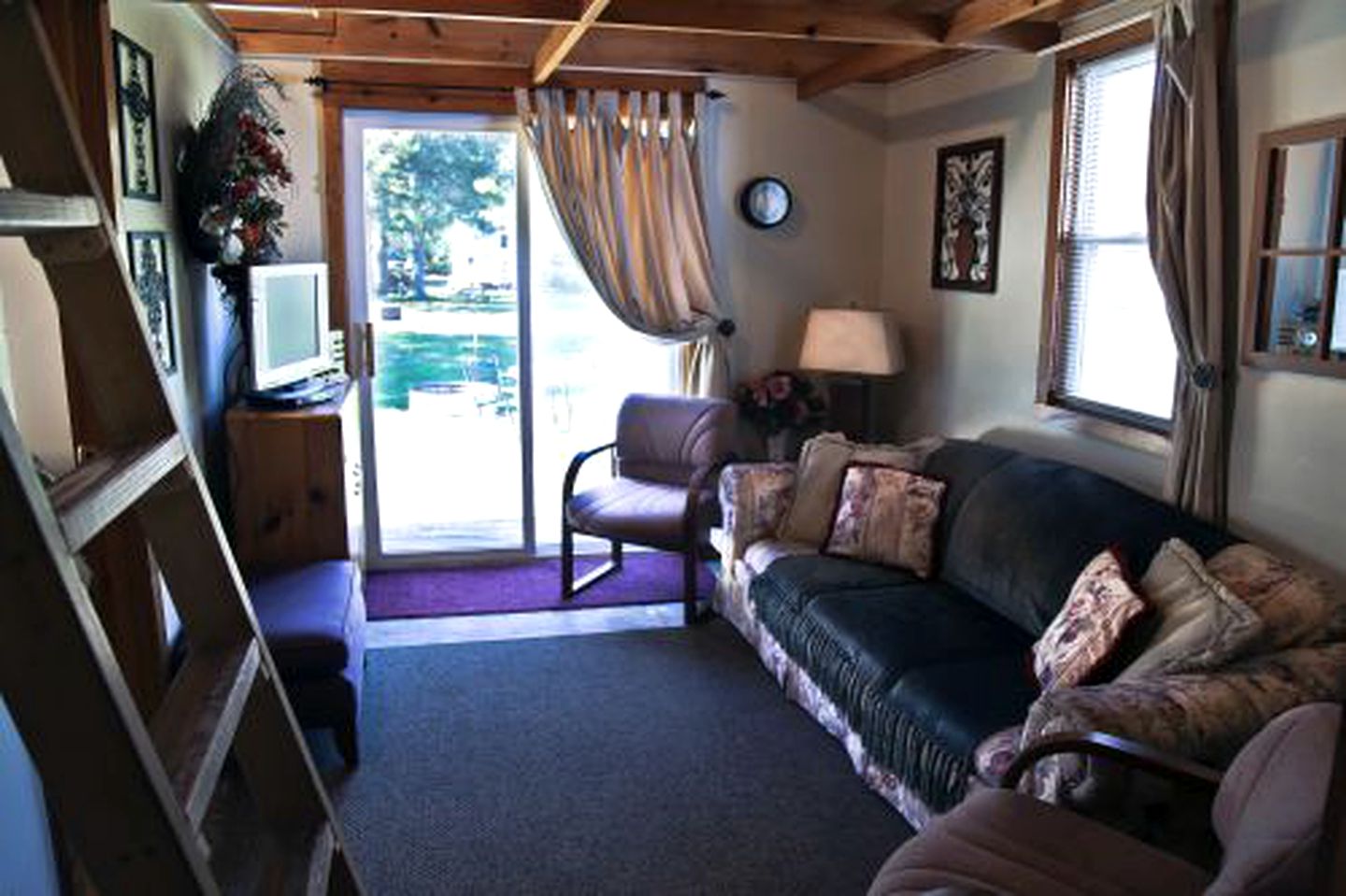 Lake Cabin Perfect for a Groups Escape and Outdoor Sports in Carp Lake, Michigan