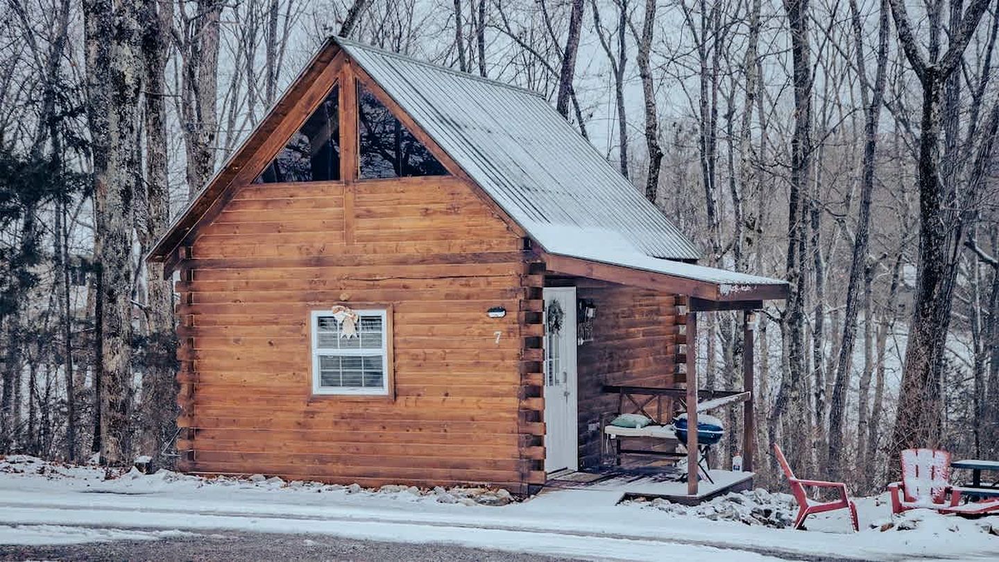 Relaxing and Inviting Log Cabin with Loft in Columbia, Kentucky, Near Several Universities