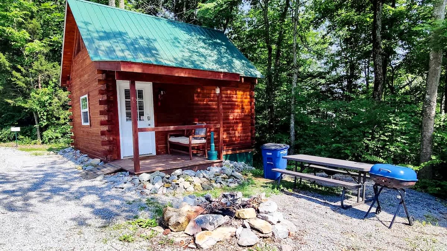 Relaxing and Inviting Log Cabin with Loft in Columbia, Kentucky, Near Several Universities