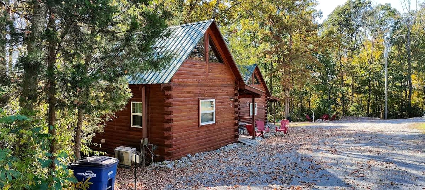 Relaxing and Inviting Log Cabin with Loft in Columbia, Kentucky, Near Several Universities