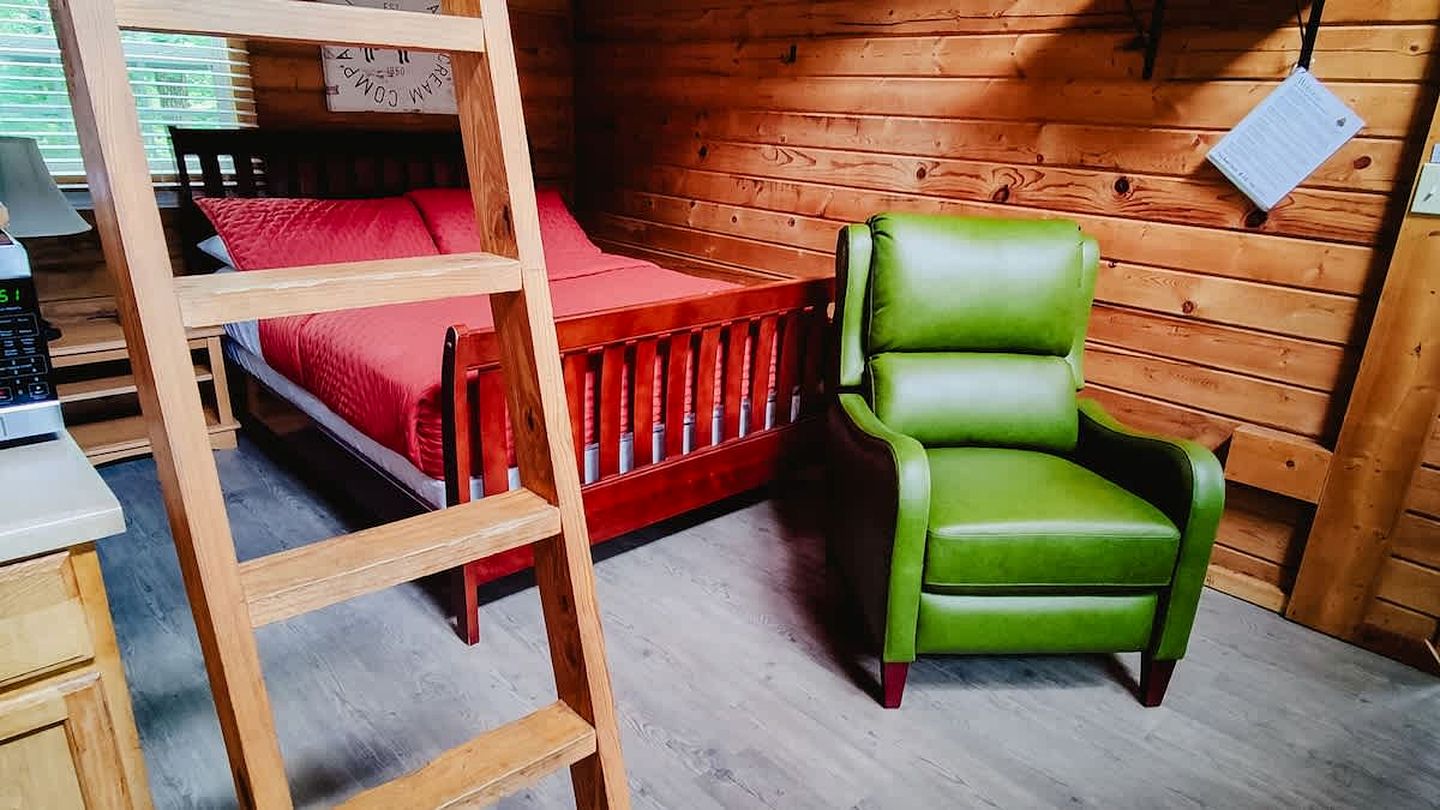 Relaxing and Inviting Log Cabin with Loft in Columbia, Kentucky, Near Several Universities