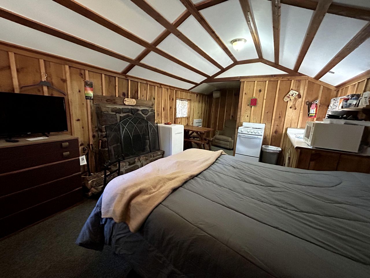 Rustic Studio Cabin with Fireplace, along Tonto National Forest, Perfect for a Weekend of Relaxation