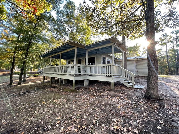 Spacious Waterfront Cabin with Stocked Pond Views & Resort Amenities near Zwolle, Louisiana