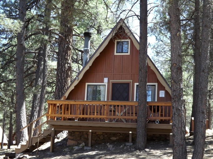 Peaceful Cabin with Mountain Views, Deck and BBQ in Arizona