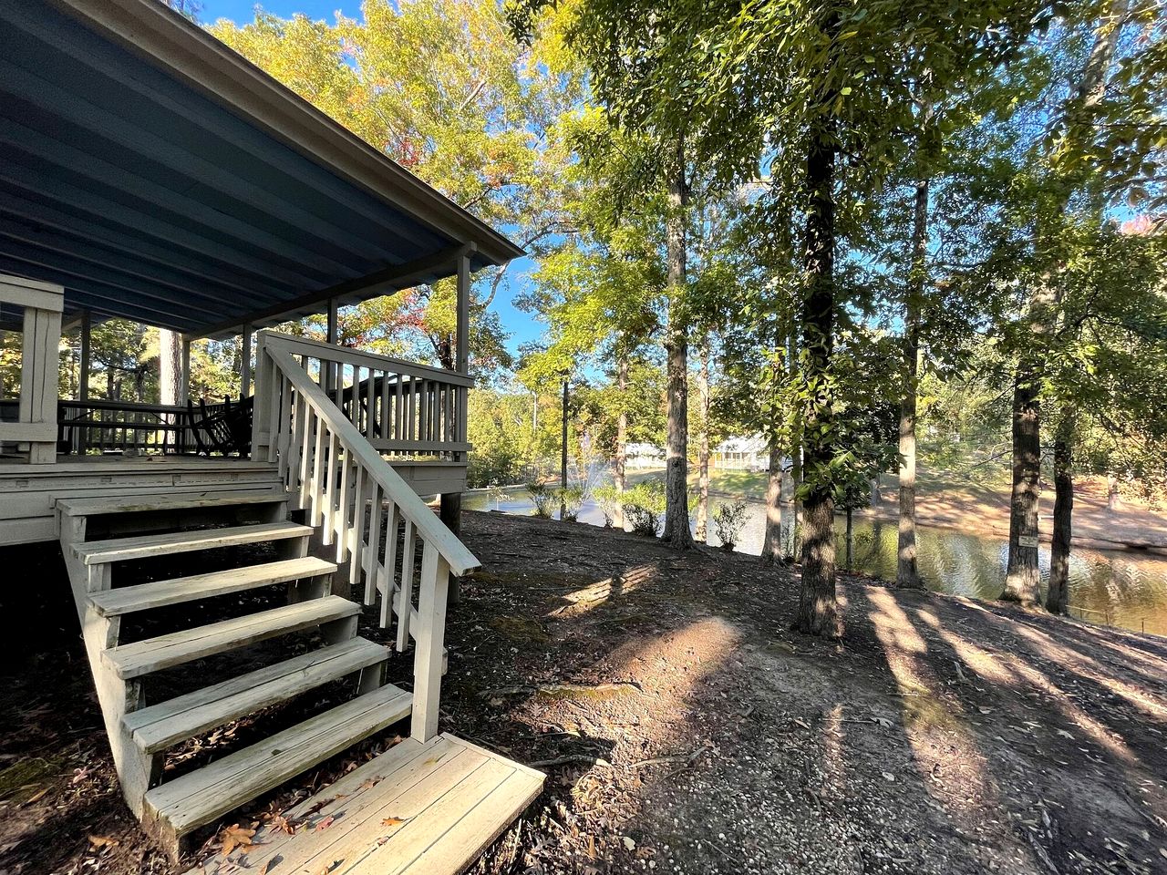 Spacious Waterfront Cabin with Stocked Pond Views & Resort Amenities near Zwolle, Louisiana