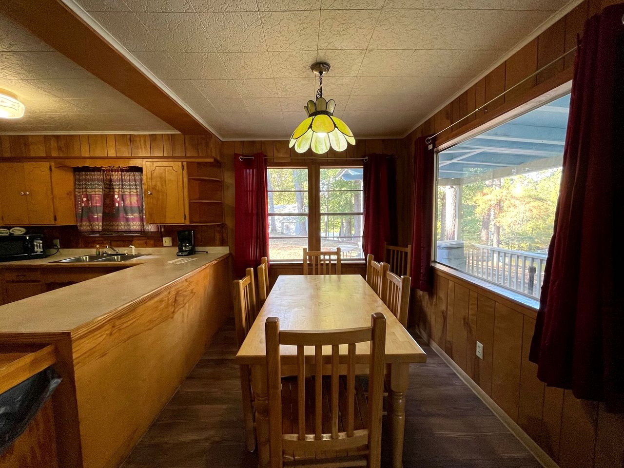 Spacious Waterfront Cabin with Stocked Pond Views & Resort Amenities near Zwolle, Louisiana