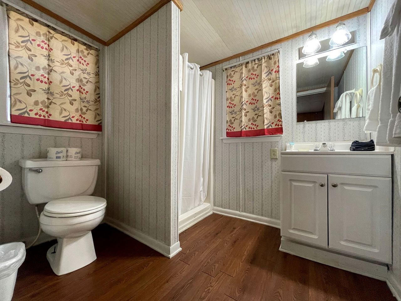 Spacious Waterfront Cabin with Stocked Pond Views & Resort Amenities near Zwolle, Louisiana