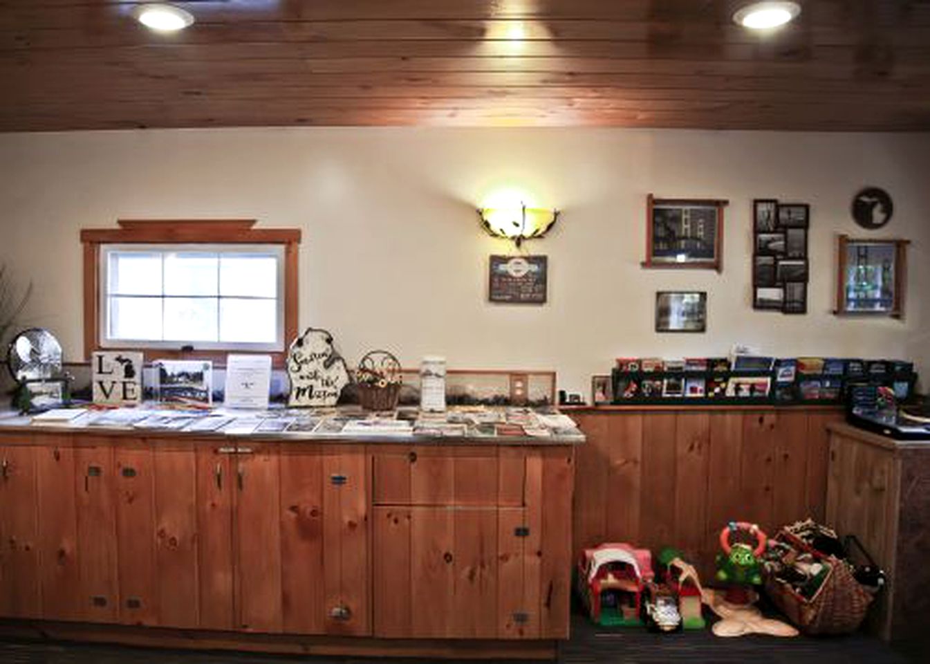 Wonderful Log Cabin with Lake Access in Carp Lake, Michigan