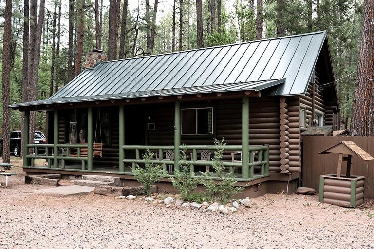 Pet Friendly Log Cabin Nestled under the Forested High Country of the Mogollon Rim in Central Arizona