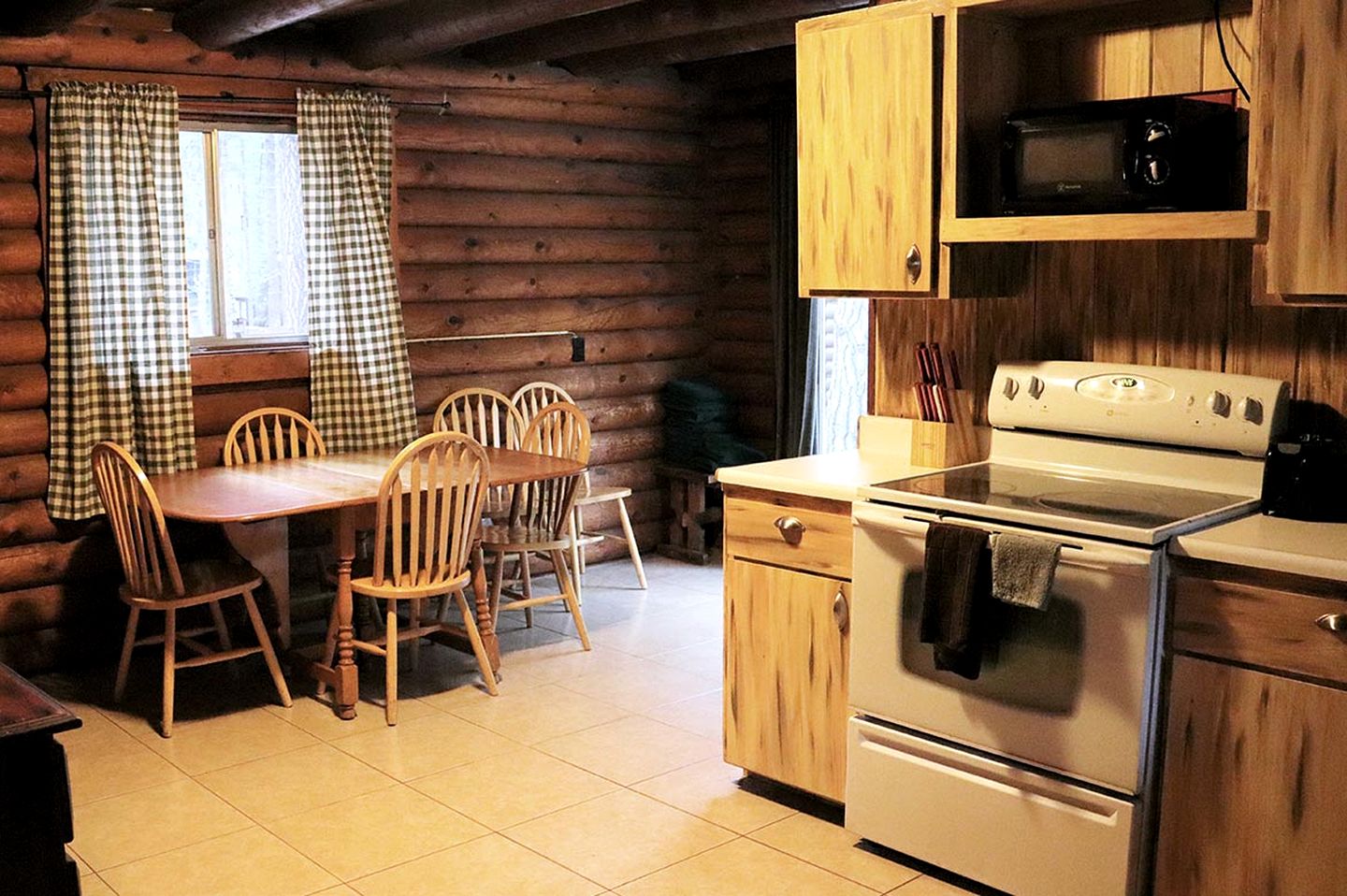 Pet Friendly Log Cabin Nestled under the Forested High Country of the Mongollon Rim in Central Arizona