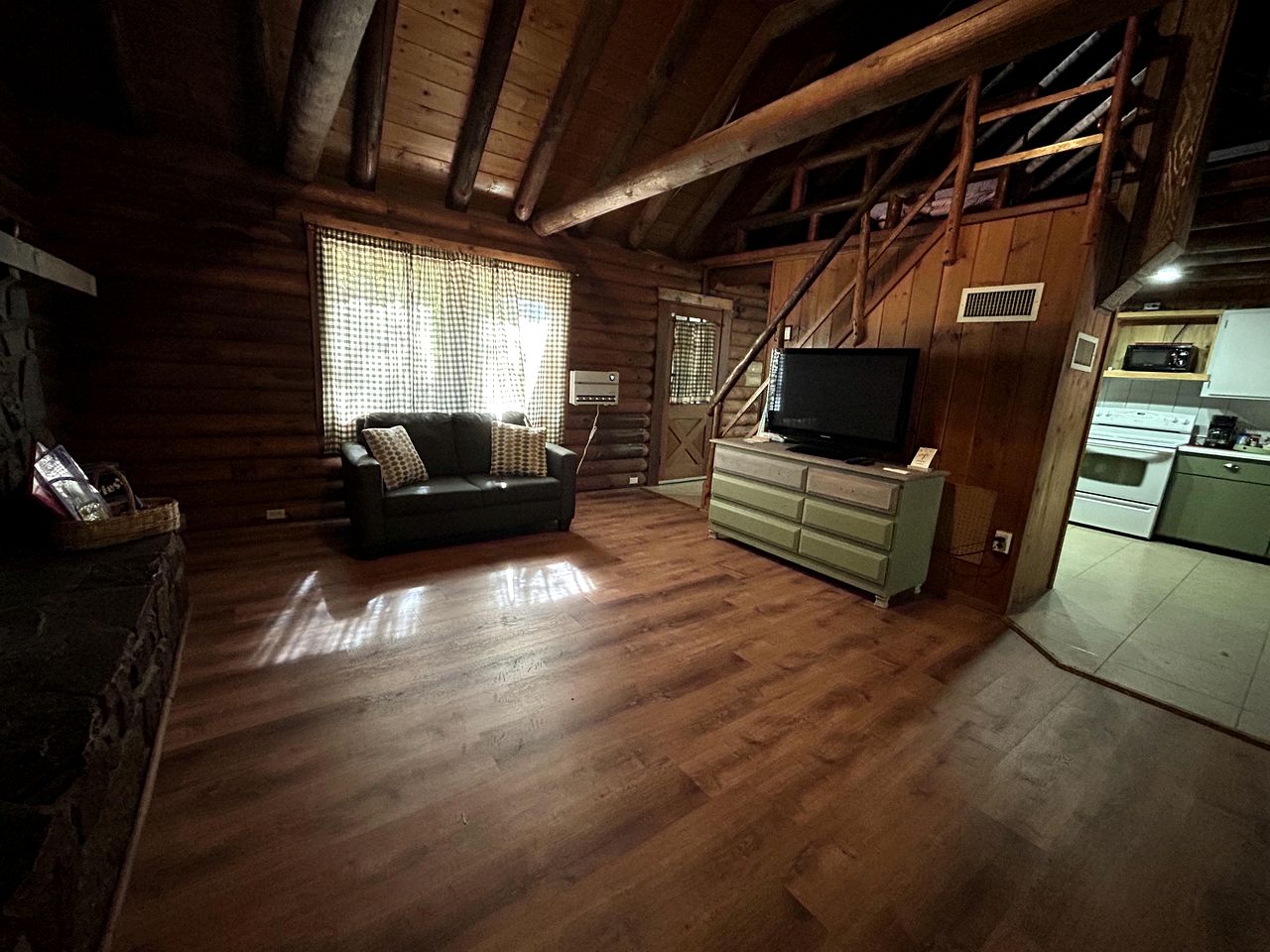 Pet Friendly Log Cabin Nestled under the Forested High Country of the Mongollon Rim in Central Arizona