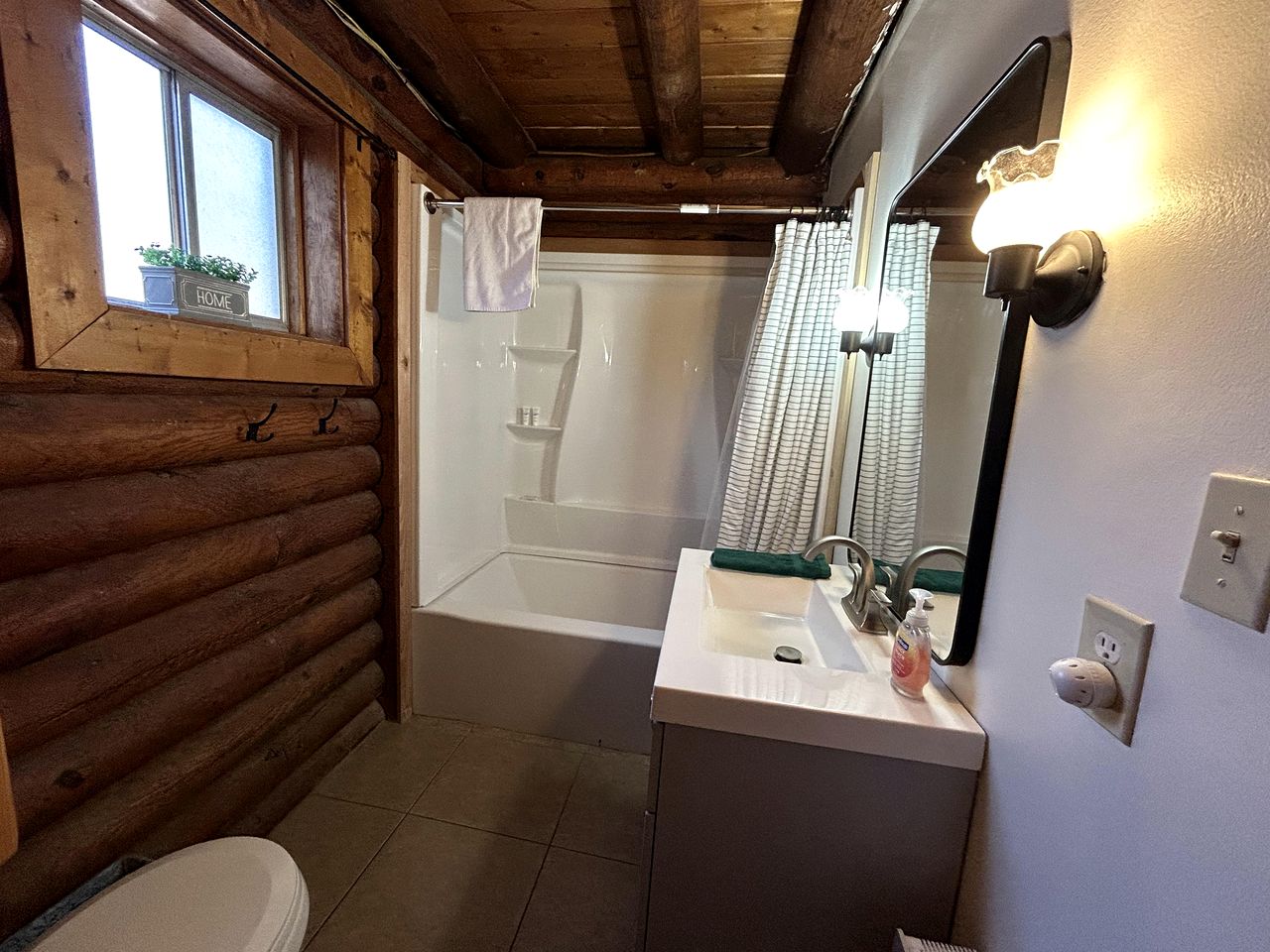 Pet Friendly Log Cabin Nestled under the Forested High Country of the Mongollon Rim in Central Arizona