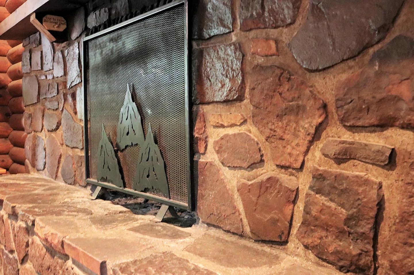 Pet Friendly Log Cabin Nestled under the Forested High Country of the Mongollon Rim in Central Arizona