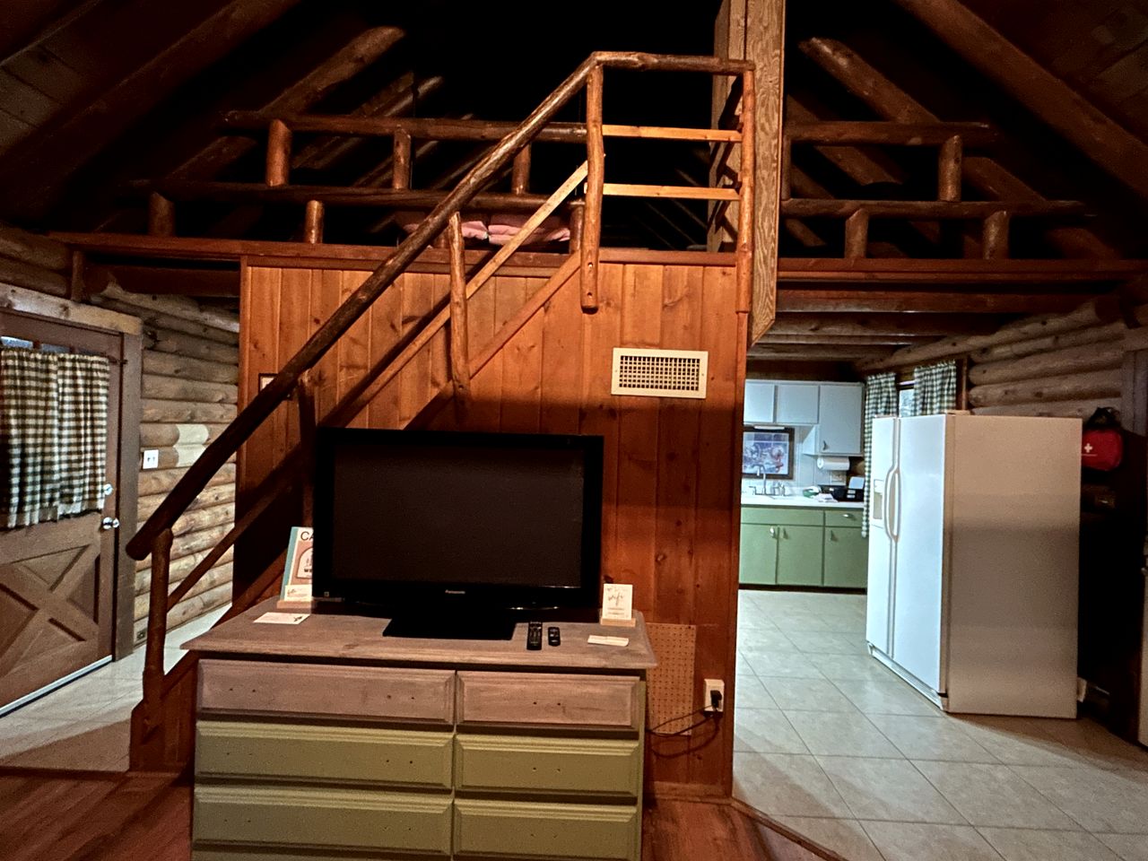 Pet Friendly Log Cabin Nestled under the Forested High Country of the Mongollon Rim in Central Arizona