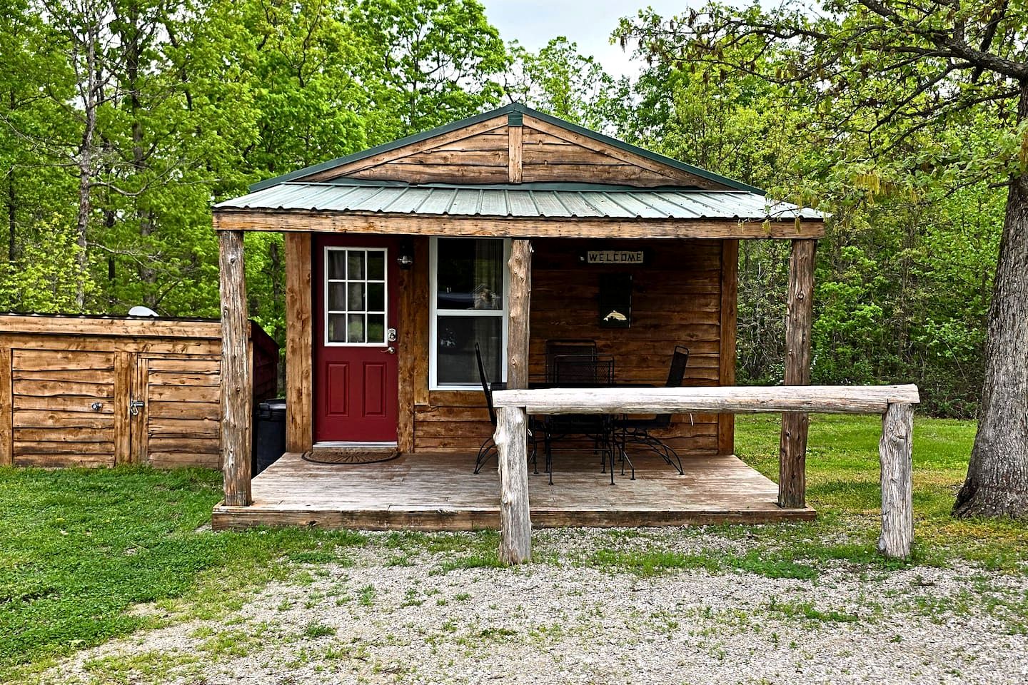 Rustic-Modern Woodland Cabin with Fire Pit Near Bennett Spring – Lebanon, Missouri